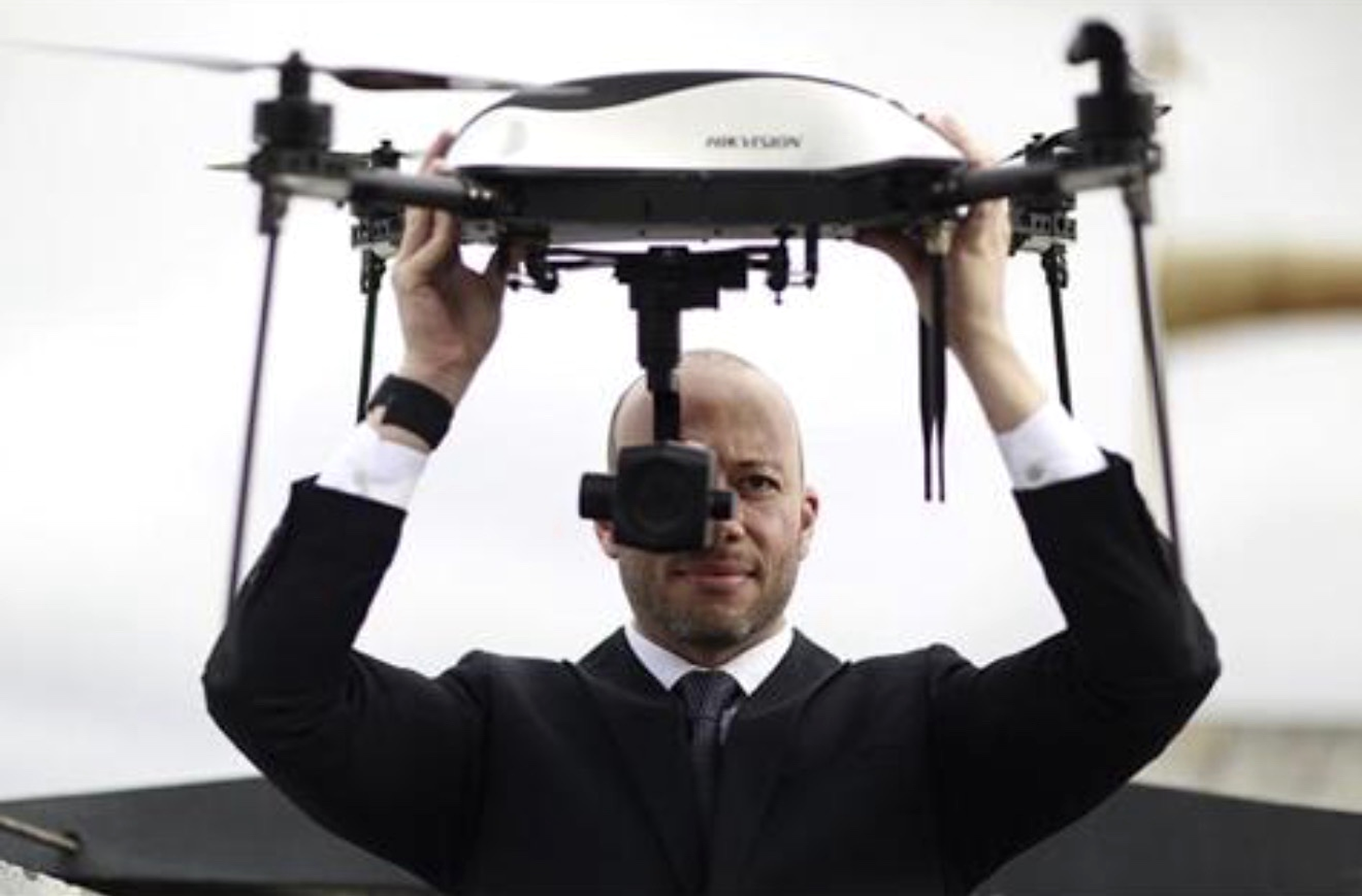 Álvaro com drone Hikvision